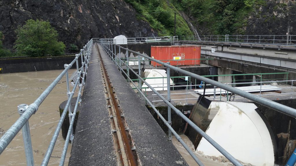 Auch bei Hochwasser sichere Überquerung im Wasserkraftwerk dank Kee Klamp Rohrverbinder Handlauf mit Brüstungsflansch